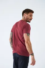 Remera de algodón color bordó con cuello redondo, calce regular, manga corta y logo bordado en el pecho.