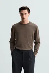 Jersey de hombre regular fit, color negro, tejido en hilatura de lana cashmere. Cuello redondo y manga larga con terminaciones en rib.