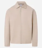 Campera negra de algodón con cuello inglés, cierre con cremallera, manga larga con ajuste fruncido elástico en el bajo trasero y bolsillos laterales.