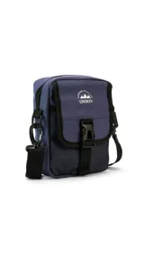 Morral verde militar con cierre, bolsillo delantero con presilla y broche de plástico, bolsillos internos y correa larga regulable.