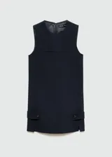 Vestido corto azul marino sin mangas, con cuello redondo, corte recto, botones decorativos en la parte inferior y cierre trasero invisible.