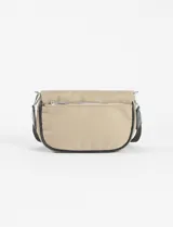Bandolera beige de poliéster con correa larga ajustable negra.