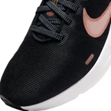 Championes de running Nike Downshifter 12, color negro con detalles en blanco.