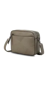 Bandolera negra de cuero sintético con bolsillo frontal texturizado, cierre de seguridad en el dorso y frente, correa extensible y compartimentos internos.