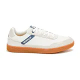 Championes Caterpillar Pause Retro Canvas, color blanco con detalles en azul y suela color caramelo.