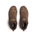 Botas de senderismo de media caña color marrón, impermeables, con capellada de gamuza y malla, cordones y correas recicladas, lengüeta con fuelle, puntera de goma resistente a la abrasión, forro de malla reciclada, plantilla de espuma EVA reciclada, tratamiento Cleansport NXT para control de olor, arco de nailon moldeado, entresuela de espuma EVA y suela de goma con agarre.