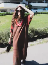 Remerón tejido color marrón con calados y cuello estilo camisa.