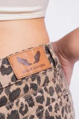 Pantalón oxford de tiro alto con estampado animal print en tonos marrón, negro y blanco.