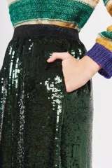 Falda midi de poliéster con lentejuelas verdes.
