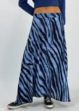 Pollera larga con estampado de rayas en tonos beige y negro, de corte fluido.