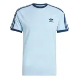 Remera celeste de corte clásico con cuello redondo y mangas cortas con ribete azul marino. Presenta las tres tiras características de Adidas en azul marino en los hombros y el logo bordado en el pecho.