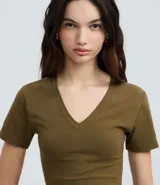 Blusa blanca de algodón con elastano, de corte regular, escote en V y mangas cortas.