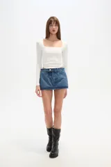 Remera blanca de manga larga y corte ajustado al cuerpo, con escote cuadrado.