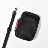 Riñonera porta celular negra con correa ajustable y cierre de cremallera.