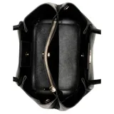 Bolso de mano tipo satchel Guess Amorette, color negro con textura granulada. Presenta asas superiores y una correa ajustable y removible para llevar al hombro o cruzado. Incluye dos dijes colgantes decorativos con el logo de la marca.