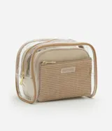 Set de tres neceseres: uno grande rectangular transparente con cierre de cremallera, uno mediano rectangular con textura en relieve y cierre de cremallera, y un sobre con textura en relieve y cierre de cremallera.