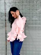 Blusa color gris con volados en las mangas y en el ruedo.