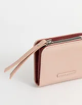 Billetera pequeña color rosa con textura símil cuero, cierre superior con cremallera y tiras de cuero sintético.