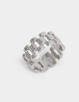 Anillo dorado de metal con detalle de eslabones grandes.