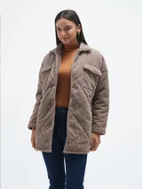 Campera negra de pana con diseño acolchado en forma de rombos, cuello camisero, cierre con botones a presión, bolsillos de parche con solapa en el pecho y bolsillos laterales.