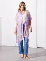 Kimono tejido con estampado abstracto en tonos verde, azul y blanco. Tiene mangas cortas amplias y terminación con borlas verdes en el ruedo.