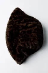 Gorro tipo bucket de piel sintética con estampado animal en tonos marrones.