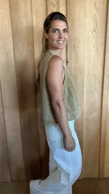 Chaleco color crudo con cuello redondo y detalle de costuras verticales en el frente.