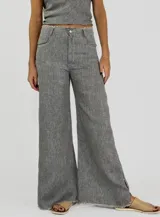 Pantalón de tiro alto color ladrillo, de corte palazzo con aberturas laterales en el ruedo y terminación desflecada.