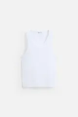 Musculosa blanca de algodón con cuello redondo y sisas amplias, corte ajustado.