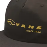 Gorra Vans negra con logo y texto bordado en dorado.