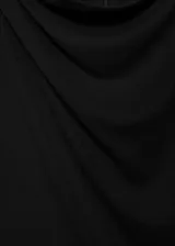 Mono largo negro de poliéster con escote drapeado, cuello Perkins, diseño recto, sin mangas, detalle fruncido en la cintura y cierre de cremallera en la parte posterior.