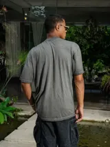 Remera de jersey con efecto teñido y corte holgado. Presenta una estampa frontal con el texto 'Sunset Lover' y 'You're my last sunburn' en color verde.