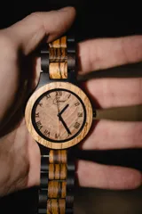 Reloj de pulsera para hombre, con caja y correa de madera clara. Esfera con números romanos grabados con láser y manecillas negras.