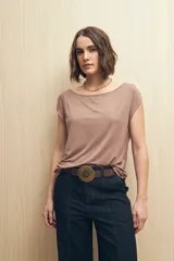 Remera negra de modal con cuello bote y mangas cortas con frunces.