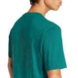 Remera verde de corte clásico con logo bordado en el pecho.