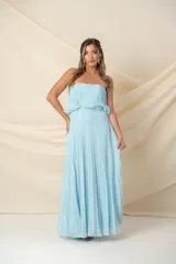Vestido largo de gasa plisada color celeste, corte strapless y corte en la cintura.