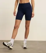 Bermuda deportiva color verde agua, de calce ajustado, con cintura ancha y confeccionada en poliamida.