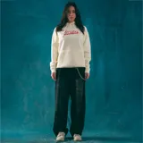 Canguro blanco con capucha y bolsillo delantero, con el logo 'Barrio' estampado en rosa.