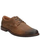 Zapato de vestir acordonado color marrón, de cuero engrasado, con suela de goma y taco bajo.