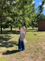 Musculosa color beige con cuello redondo y detalle de flecos largos en el ruedo.