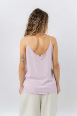 Musculosa lila de breteles finos con escote en V en el frente y espalda en U, confeccionada en tejido fluido con leve textura satinada.