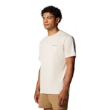 Remera gris de manga corta con logo de Columbia en el pecho.