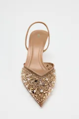 Zapato destalonado color beige con puntera fina, confeccionado en mesh con abalorios y tira trasera elástica. Tacón fino de 8 cm.