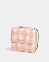Billetera de cuerina color rosa con estampado escocés, solapa con broche y tag metálico.