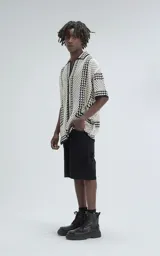 Camisa de manga corta tejida de punto abierto (símil crochet), calce oversize.