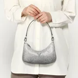 Cartera de mano Guess modelo Zalina, color plateado con textura metálica y logo triangular en el frente. Incluye correa desmontable negra.