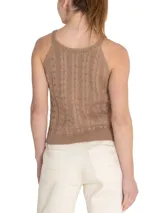 Remera sin mangas color beige, tejida con punto trenzado.