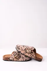 Zuecos con estampado animal print color camel y negro, con hebilla metálica ajustable y suela de corcho.