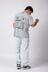 Remera gris con efecto lavado, cuello redondo y estampado con motivos de automovilismo.