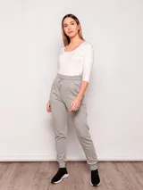 Babucha deportiva gris con cordón en la pretina y puños en los tobillos.